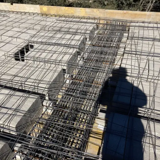 Foto hecha de un monton de tablas de piedra atadas con cables metálicos