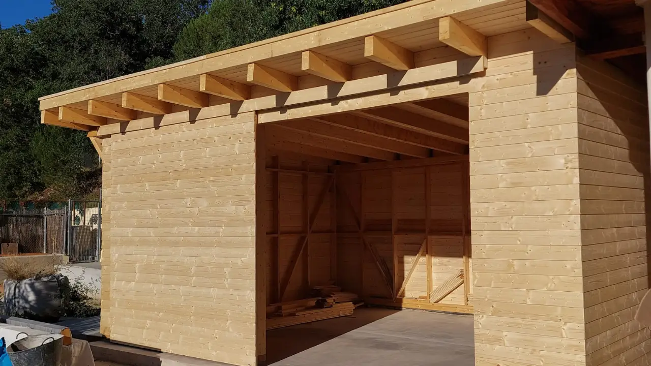 Exterior de un cobertizo de madera