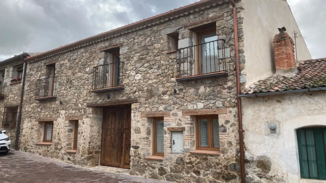 Fachada de una casa de piedra