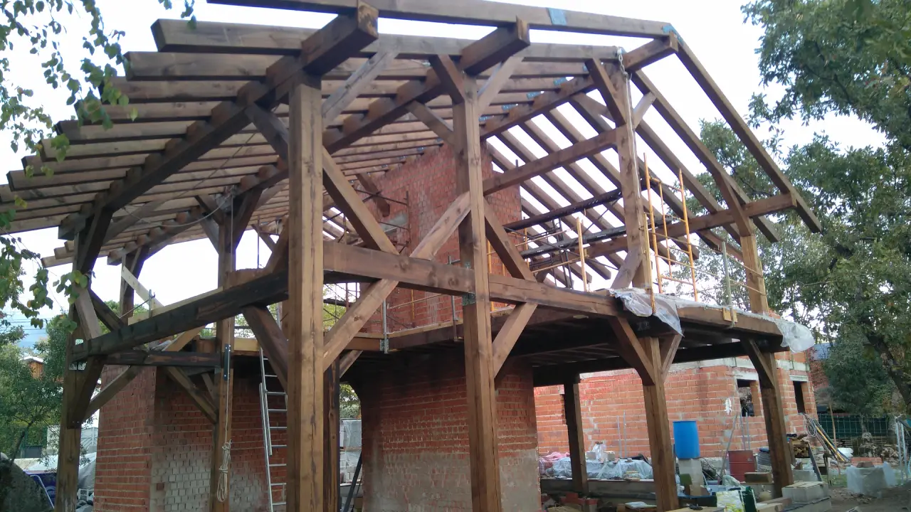 Base de una casa completamente hecha de madera