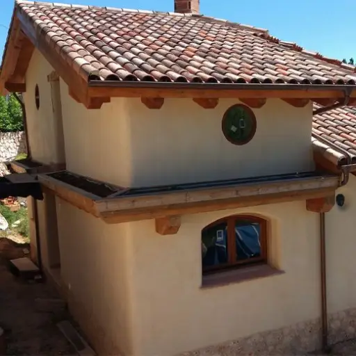 Exterior de una casa con canales de madera