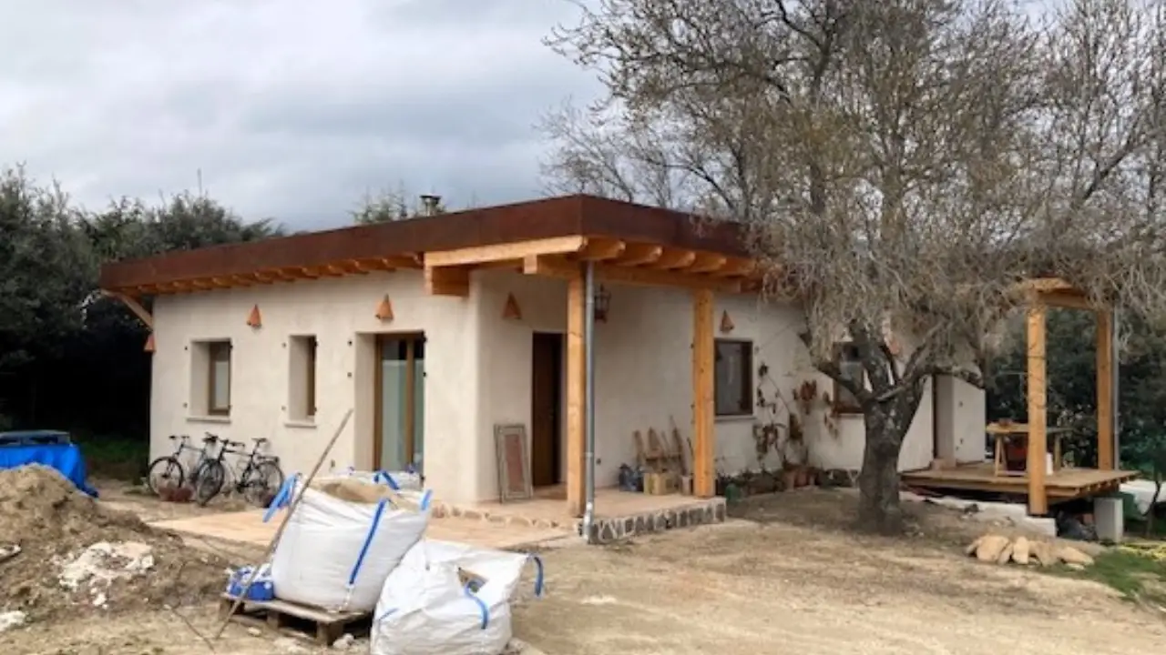 Exterior de una casa con pilares y plataformas de madera