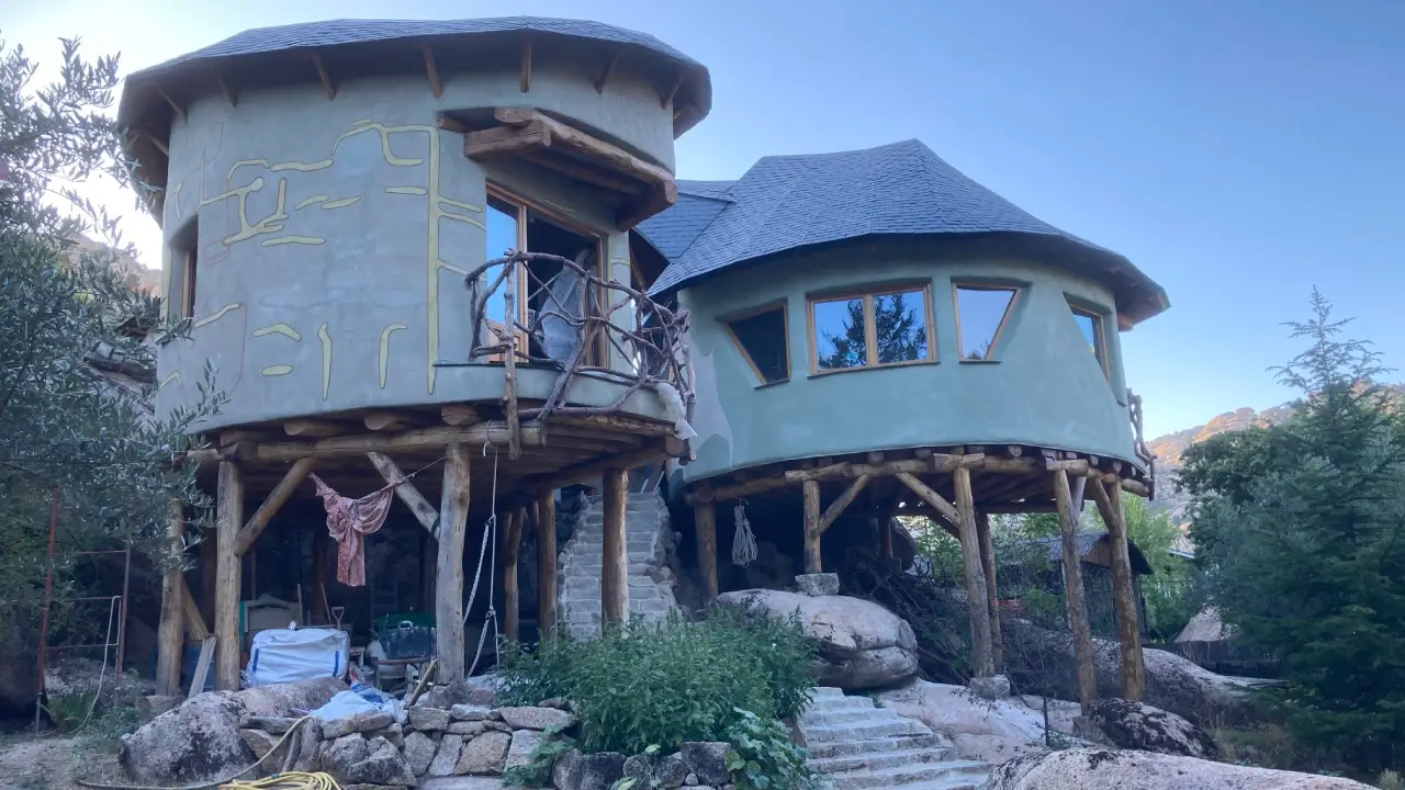 Dos casas sujetas por pilares de madera