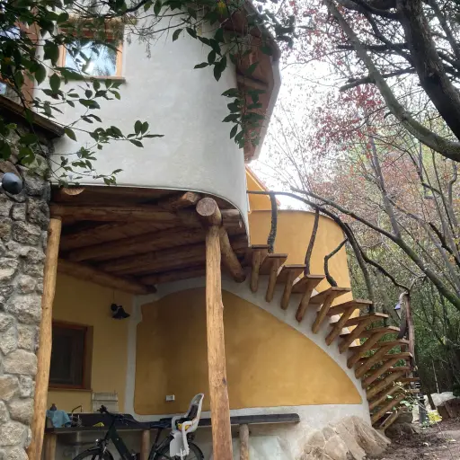 Exterior de una casa con bases de madera y escaleras de madera