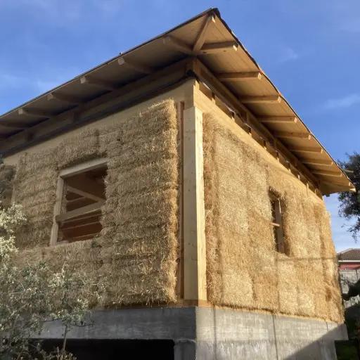 Base de una casa hecha rellena de paja